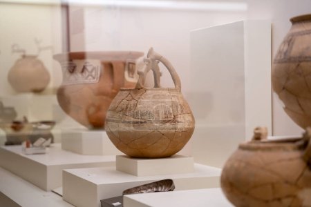 Photo for Historical vases in the Bogazkoy Archaeological Museum. Corum, Turkey - August 27, 2023. - Royalty Free Image