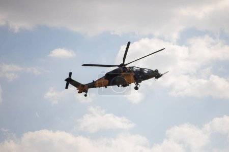 Foto de Vuelo de demostración de helicópteros Atak en Teknofest Ankara. El TAI / AgustaWestland T129 ATAK es un helicóptero de ataque bimotor, tándem, multifunción y todo tipo de condiciones meteorológicas. Ankara, Turquía - 30 de agosto de 2023. - Imagen libre de derechos