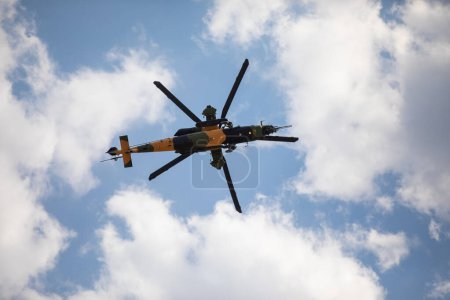 Foto de Vuelo de demostración de helicópteros Atak en Teknofest Ankara. El TAI / AgustaWestland T129 ATAK es un helicóptero de ataque bimotor, tándem, multifunción y todo tipo de condiciones meteorológicas. Ankara, Turquía - 30 de agosto de 2023. - Imagen libre de derechos