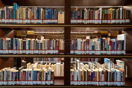 Foto de Estantes de libros en el Millet Kutuphanesi. La Biblioteca Presidencial es la biblioteca más grande de Turquía. Ankara, Turquía - 18 de septiembre de 2023. - Imagen libre de derechos