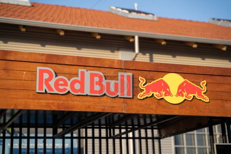 Téléchargez les photos : Panneau et logo Red Bull extérieur. Ankara, Turquie - 24 septembre 2023. - en image libre de droit