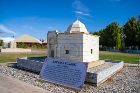 Téléchargez les photos : Asik Pasha Mausolée miniature dans le parc Esminyaturk. Asik Pasha Mausoleum est un monument en tant que poète soufi turc Asik Pasha, situé à Kirsehir, en Turquie. Eskisehir, Turquie - 10 octobre 2023. - en image libre de droit