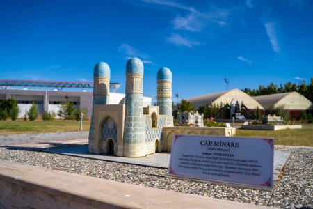 Foto de Miniatura Chor Minor en el parque Esminyaturk. Chor Minor en la histórica ciudad de Bujará, Uzbekistán. Eskisehir, Turquía - 10 de octubre de 2023. - Imagen libre de derechos