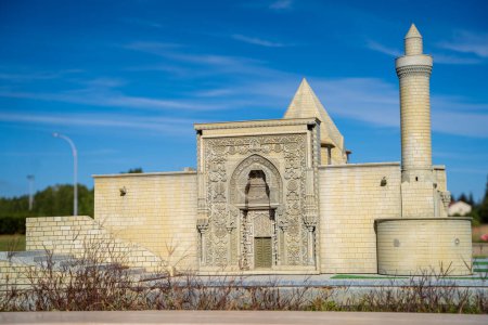 Téléchargez les photos : Divrigi Grande mosquée miniature dans le parc Esminyaturk. Divrigi Grande mosquée et hôpital est une mosquée et complexe hospitalier construit à Divrigi, Sivas. Eskisehir, Turquie - 10 octobre 2023. - en image libre de droit
