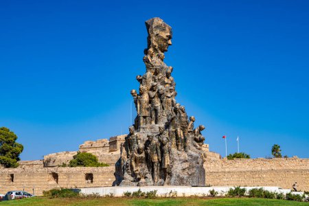 Téléchargez les photos : Monument Ataturk (Monument de la Victoire) dans le centre-ville de Famagouste. Famagusta (Gazimagusa), Chypre du Nord - 8 novembre 2023. - en image libre de droit