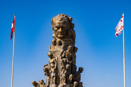 Téléchargez les photos : Monument Ataturk (Monument de la Victoire) dans le centre-ville de Famagouste. Famagusta (Gazimagusa), Chypre du Nord - 8 novembre 2023. - en image libre de droit