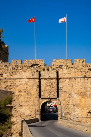 Téléchargez les photos : Fossés (Porte de la Terre) dans les Fortifications de Famagusta. - en image libre de droit