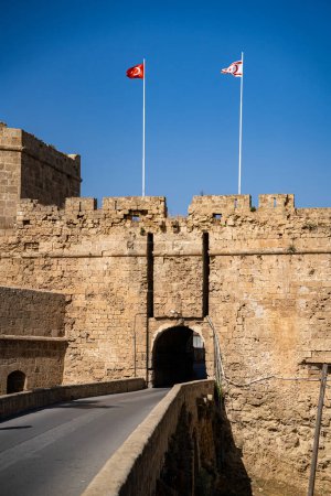 Téléchargez les photos : Fossé (Porte de la Terre) dans Fortifications de Famagouste. Famagusta (Gazimagusa), Chypre du Nord - 8 novembre 2023. - en image libre de droit