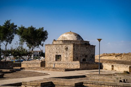 Téléchargez les photos : Bâtiment du mausolée (Tombeau de Kutup) à Famagusta. - en image libre de droit