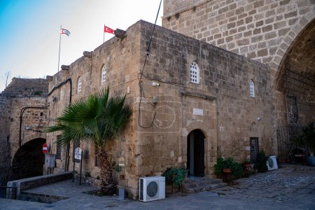Téléchargez les photos : Bâtiment du Bastion Blanc Masjid (Akkule Mescidi) dans les Fortifications de Famagouste. Famagusta (Gazimagusa), Chypre du Nord - 8 novembre 2023. - en image libre de droit