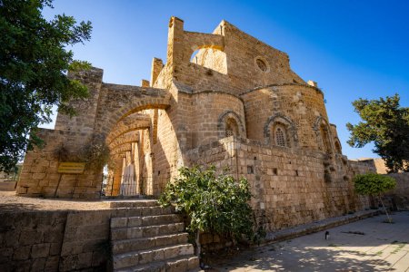 Téléchargez les photos : Cathédrale Saint-Pierre et Saint-Paul (mosquée Sinan Pacha) à Famagouste. Famagusta (Gazimagusa), Chypre du Nord - 8 novembre 2023. - en image libre de droit
