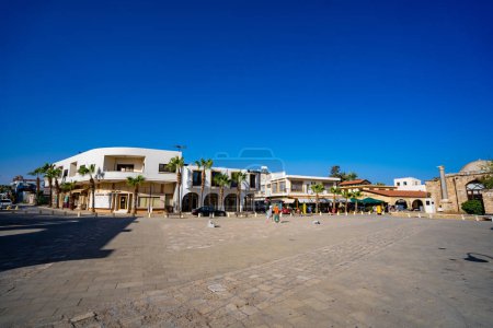 Téléchargez les photos : Namik Kemal Square dans la vieille ville de Famagusta. Famagusta (Gazimagusa), Chypre du Nord - 8 novembre 2023. - en image libre de droit