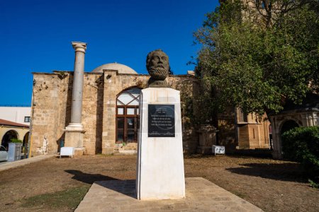 Téléchargez les photos : Statue Namik Kemal dans la vieille ville de Famagusta. Famagusta (Gazimagusa), Chypre du Nord - 8 novembre 2023. - en image libre de droit