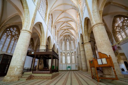 Téléchargez les photos : Intérieur de la mosquée Lala Mustafa Pacha (cathédrale Saint-Nicolas) dans la vieille ville de Famagouste. Famagusta (Gazimagusa), Chypre du Nord - 8 novembre 2023. - en image libre de droit