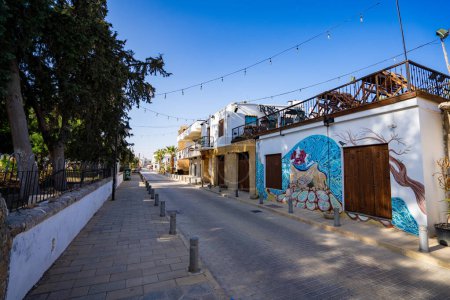 Téléchargez les photos : Rue dans la vieille ville de Famagusta. Famagusta (Gazimagusa), Chypre du Nord - 8 novembre 2023. - en image libre de droit