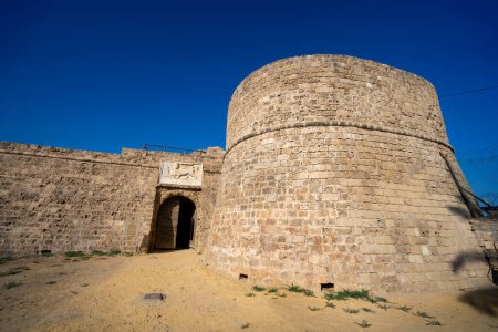 Téléchargez les photos : Entrée du château d'Othello dans la vieille ville de Famagusta. Famagusta (Gazimagusa), Chypre du Nord - 8 novembre 2023. - en image libre de droit