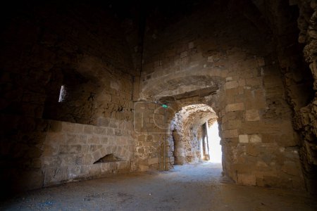 Téléchargez les photos : Château d'Othello dans la vieille ville de Famagusta. Il a été construit par les Lusignans au 14ème siècle, et a ensuite été modifié par les Vénitiens. - en image libre de droit
