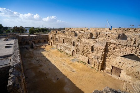 Téléchargez les photos : Château d'Othello dans la vieille ville de Famagusta. Il a été construit par les Lusignans au 14ème siècle, et a ensuite été modifié par les Vénitiens. Famagusta (Gazimagusa), Chypre du Nord - 8 novembre 2023. - en image libre de droit