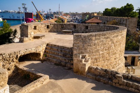 Téléchargez les photos : Château d'Othello dans la vieille ville de Famagusta. Il a été construit par les Lusignans au 14ème siècle, et a ensuite été modifié par les Vénitiens. Famagusta (Gazimagusa), Chypre du Nord - 8 novembre 2023. - en image libre de droit