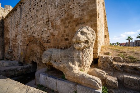 Téléchargez les photos : Statue de lion dans la vieille ville de Famagouste. Famagusta (Gazimagusa), Chypre du Nord - 8 novembre 2023. - en image libre de droit