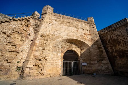 Téléchargez les photos : Porte maritime dans les fortifications de Famagouste. Famagusta (Gazimagusa), Chypre du Nord - 8 novembre 2023. - en image libre de droit