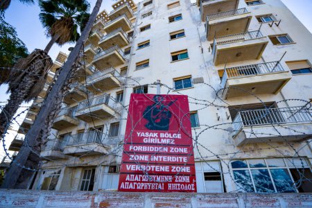 Téléchargez les photos : Zone militaire interdite pas de panneau d'entrée dans la ville fantôme Varosha (Kapali Maras) district. Famagusta (Gazimagusa), Chypre du Nord - 8 novembre 2023. - en image libre de droit