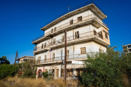 Téléchargez les photos : Bâtiments abandonnés dans la ville fantôme Varosha (Kapali Maras) district. Famagusta (Gazimagusa), Chypre du Nord - 8 novembre 2023. - en image libre de droit