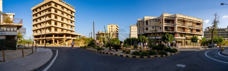 Téléchargez les photos : Vue panoramique bâtiments abandonnés dans la ville fantôme Varosha (Kapali Maras) quartier. Famagusta (Gazimagusa), Chypre du Nord - 8 novembre 2023. - en image libre de droit