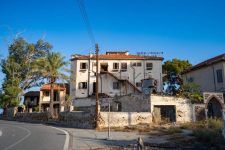 Téléchargez les photos : Bâtiments abandonnés dans la ville fantôme Varosha (Kapali Maras) district. Famagusta (Gazimagusa), Chypre du Nord - 8 novembre 2023. - en image libre de droit