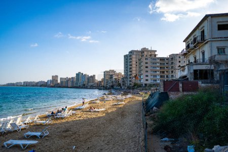 Téléchargez les photos : Bâtiments abandonnés dans la ville fantôme Varosha (Kapali Maras) quartier de Palm Beach. Famagusta (Gazimagusa), Chypre du Nord - 8 novembre 2023. - en image libre de droit