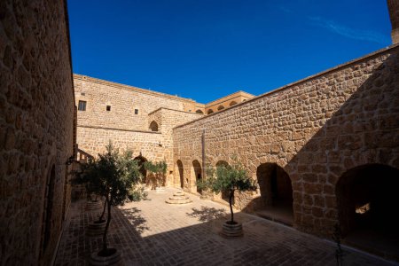 Téléchargez les photos : Le monastère Mor Gabriel, également connu sous le nom de Deyrulumur, est le plus ancien monastère syro-orthodoxe survivant au monde. Midyat, Mardin, Turquie. - en image libre de droit