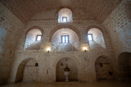 Téléchargez les photos : Le monastère Mor Gabriel, également connu sous le nom de Deyrulumur, est le plus ancien monastère syro-orthodoxe survivant au monde. Midyat, Mardin, Turquie. - en image libre de droit