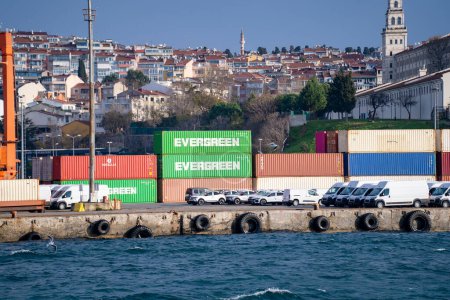 Téléchargez les photos : Conteneur Evergreen Marine Corporation dans le port. Istanbul, Turquie - 23 décembre 2023. - en image libre de droit