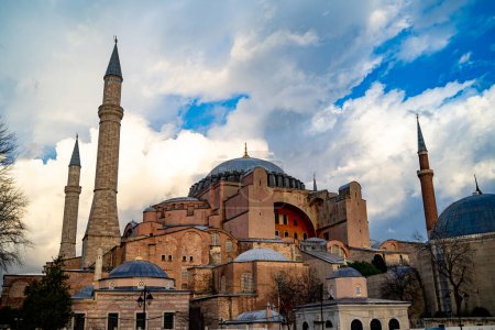 Téléchargez les photos : Vue de Hagia Sophia depuis le parc Sultanahmet
. - en image libre de droit
