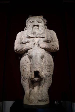 Téléchargez les photos : Statue calcaire de Dieu Bes dans les musées archéologiques d'Istanbul. Istanbul, Turquie - 23 décembre 2023. - en image libre de droit