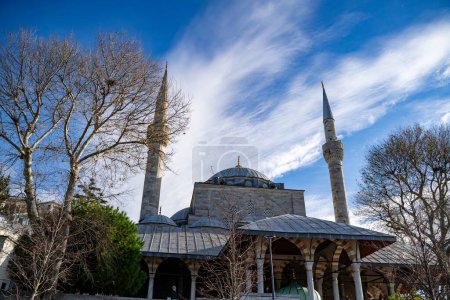 Foto de La Mezquita del Sultán de Mihrimah (Jetty Mosque) es una mezquita otomana del siglo XVI en el distrito de Uskudar. Estambul, Turquía - 24 de diciembre de 2023. - Imagen libre de derechos