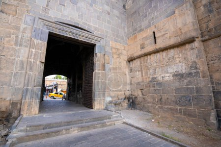 Téléchargez les photos : Mardin Gate (Mardin Kapi) dans Fortifications de Diyarbakir. Diyarbakir, Turquie - 3 novembre 2024. - en image libre de droit
