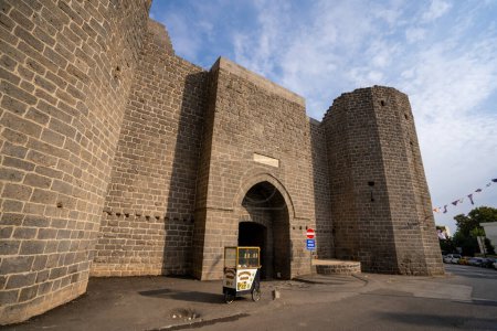 Téléchargez les photos : La porte d'entrée du château de Diyarbakir. Diyarbakir, Turquie - 3 janvier 2024. - en image libre de droit