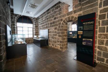 Téléchargez les photos : Vue intérieure du musée d'archéologie de Diyarbakir. Diyarbakir, Turquie - 3 janvier 2024. - en image libre de droit