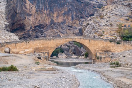 Téléchargez les photos : Le pont Severan (pont Cendere) est un pont romain situé près de l'ancienne ville d'Arsameia.. - en image libre de droit