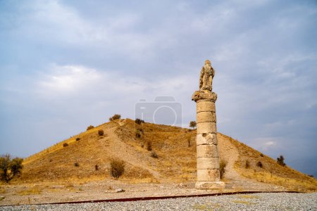 La colonne de l'aigle dans Karakus Tumulus.