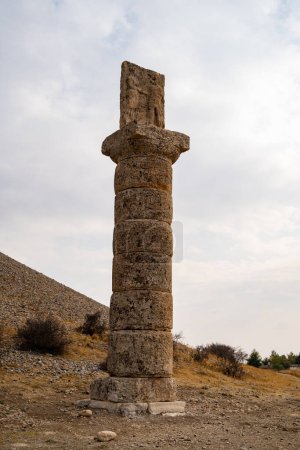 La colonne de la dexiose dans Karakus Tumulus.