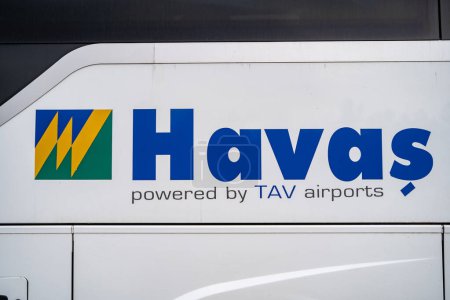 Foto de Autobús lanzadera al aeropuerto del servicio Havas. Havas es una subsidiaria de TAV Airports. Sanliurfa, Turquía - 5 de abril de 2024. - Imagen libre de derechos