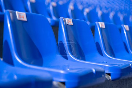 Téléchargez les photos : Sièges bleus vides avec numéros dans le stade. - en image libre de droit