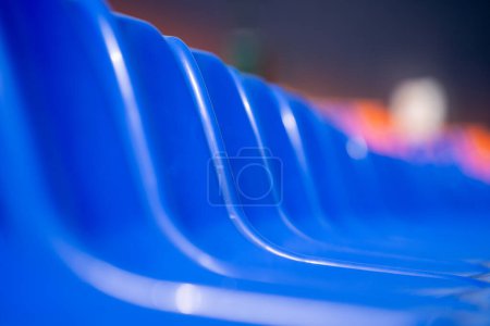 Téléchargez les photos : Sièges bleus vides dans le stade. - en image libre de droit