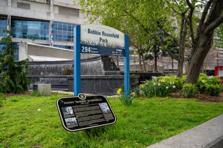 Téléchargez les photos : Panneau du parc Bobbie Rosenfeld devant le Rogers Centre de Toronto. Toronto, Canada - 29 avril 2024. - en image libre de droit