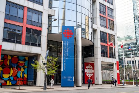 Téléchargez les photos : Centre canadien de radiodiffusion (CBC) à Toronto. CBC est l'administration centrale des services de télévision et de radio de la Société Radio-Canada. Toronto, Canada - 29 avril 2024. - en image libre de droit