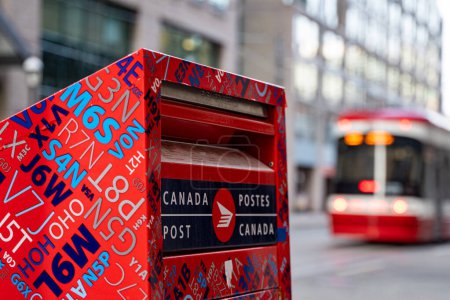 Téléchargez les photos : Boîte de Postes Canada au centre-ville de Toronto. La Société canadienne des postes est une société d'État qui agit à titre d'exploitant postal principal au Canada. Toronto, Canada - 29 avril 2024. - en image libre de droit