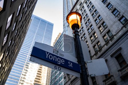 Cartel de Yonge Street en el centro de Toronto.
