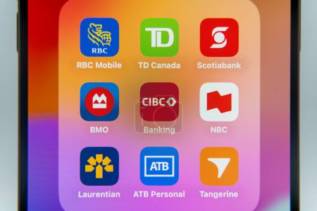 Téléchargez les photos : Applications mobiles des banques populaires au Canada. Applications bancaires sur l'écran du téléphone. Toronto, Canada - 30 avril 2024. - en image libre de droit